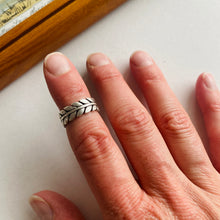 Load image into Gallery viewer, Antique Silver Leaf Ring
