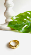 Load image into Gallery viewer, Ribbed Design Ring